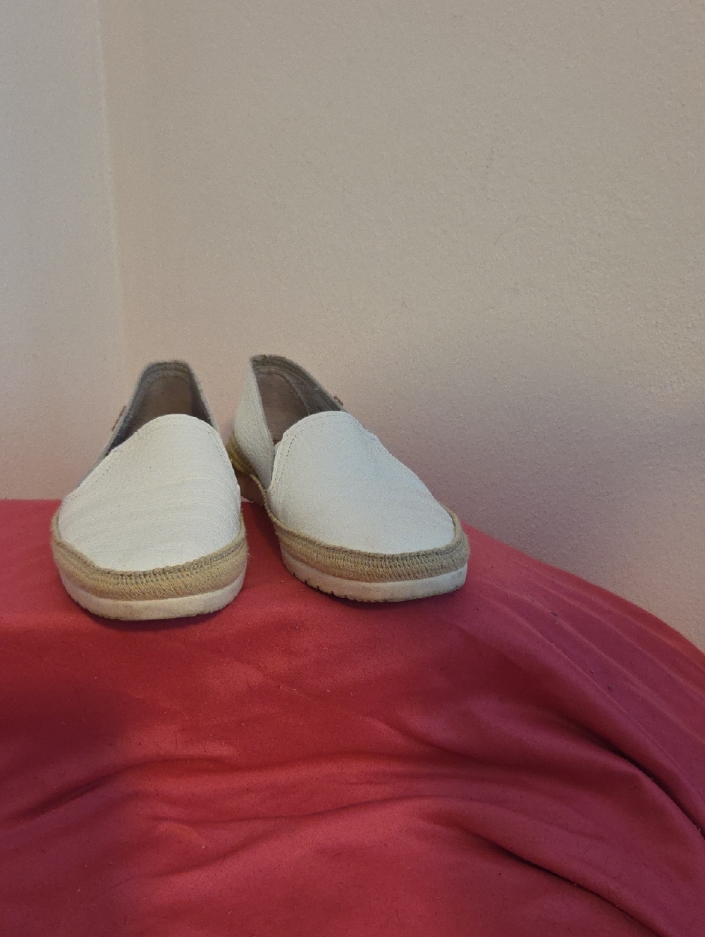 EUC Verbena White Leather Flats